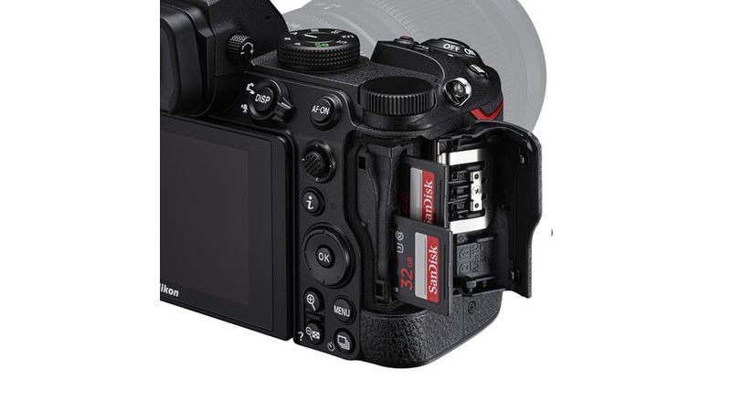 Cámara Mirrorless Nikon Z5 con Lente 24 200Mm y Kit de Accesorios