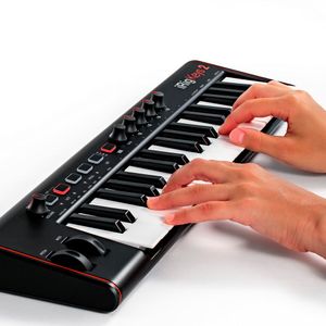 Controlador de teclado MIDI ultracompacto IK Multimedia  IP-IRIG-KEYS2PRO-IN, negro