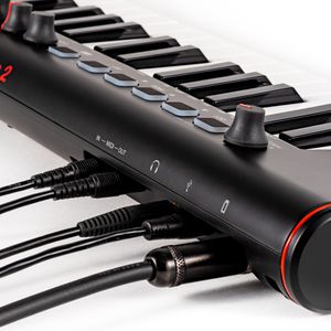 Controlador de teclado MIDI ultracompacto IK Multimedia  IP-IRIG-KEYS2-IN, negro