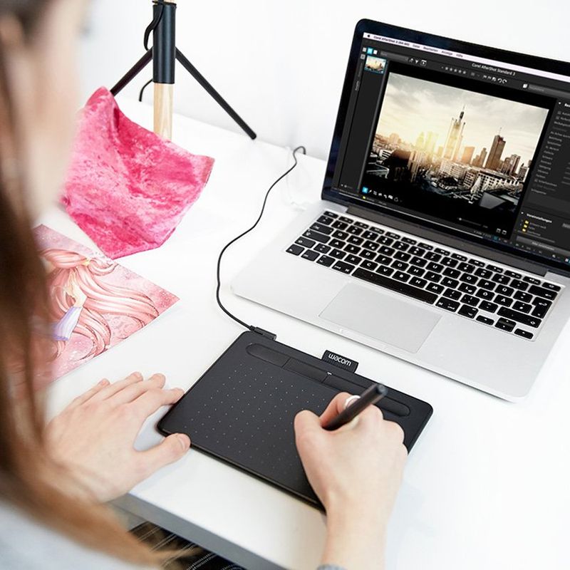 Tablet Gráfica Wacom Intuos Small Pen 4K negro ambiente