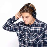 Skullcandy Riff 2 bluetooth on ear 34h negro, en uso