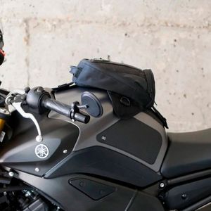 Mochila para moto Ogio SuperMini Taker, capacidad 6 litros, seguro con clip magnético, negro