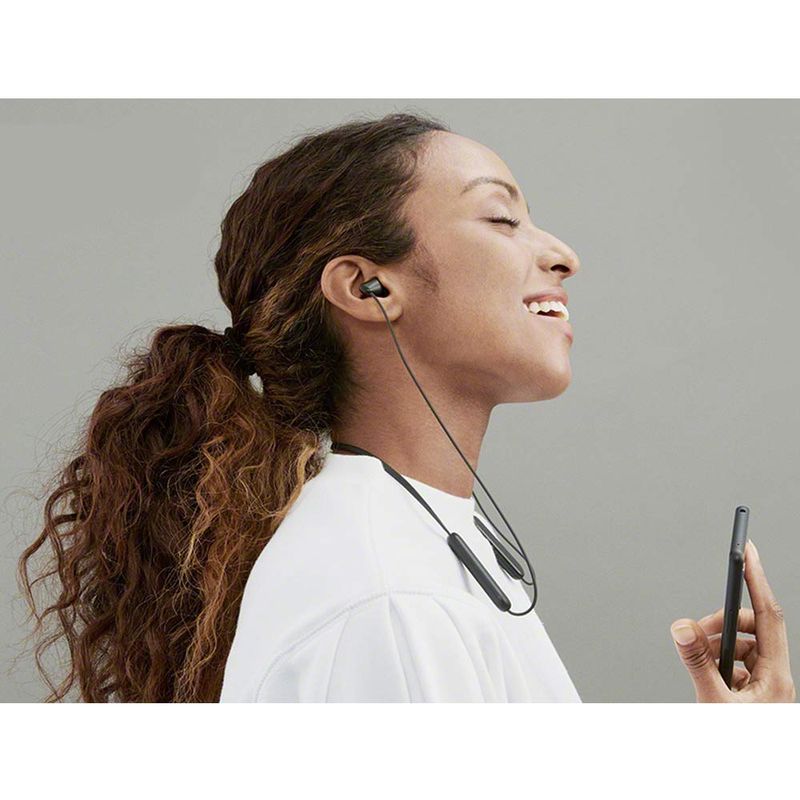 Audífonos Sony WI-C100 IPX4, 25 horas negro en uso
