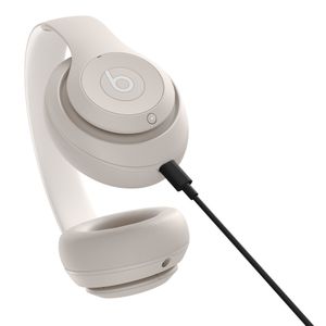 Audífonos con cancelación de ruido Beats  Studio Pro 2023 Wireless, máx.40 horas, control de música y llamadas, Crema