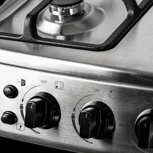 Cocina de pie Sole Varadero Glp/Gn 60cm, capacidad de horno 69 litros, gris