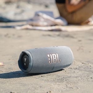 Parlante Bluetooth JBL Charge 5 40W, IP67 impermeable, hasta 20 horas de reproducción, puerto de carga USB-C, gris