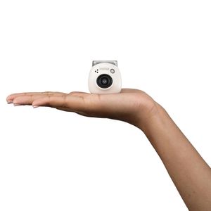 Cámara digital Instax Pal diseño compacto, transferencia vía bluetooth como imagen Instax, hasta 50 fotos a la vez, modo selfie, recargable, blanco