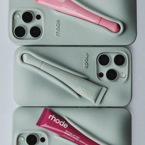 Lip case Rhode, para iPhone 15 Pro Max, verde + lipstick peach pit
