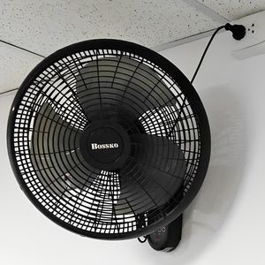 Ventilador Bossko 16" de pared, c/control remoto, BK-8210PD 80W, negro