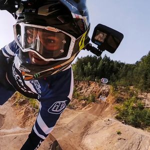 Soporte frontal GoPro para casco AHFSM-001 compatible con todas las cámaras Hero, ángulo ajustable, adhesivo resistente, ideal para deportes extremos