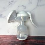 Extractor-de-leche-materna-manual-con-cojin-masaje-suave-incluye-biberon-blanco