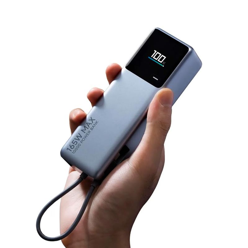 Powerbank Xiaomi 10000mAh con carga rápida de 165W diseño compacto y pantalla integrada vista en mano de perfil diagonal