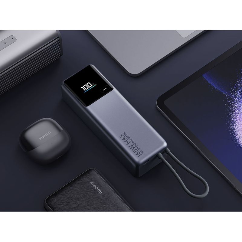 Powerbank Xiaomi 10000mAh con carga rápida de 165W en un entorno tecnológico, toma cenital en ángulo diagonal