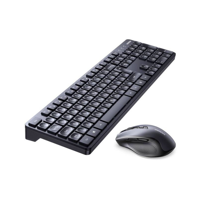 Combo inalámbrico Ugreen 2.4 GHz, teclado de 106 teclas y mouse óptico de 4000 DPI, color negro, vista frontal-oblicuo, sobre fondo blanco