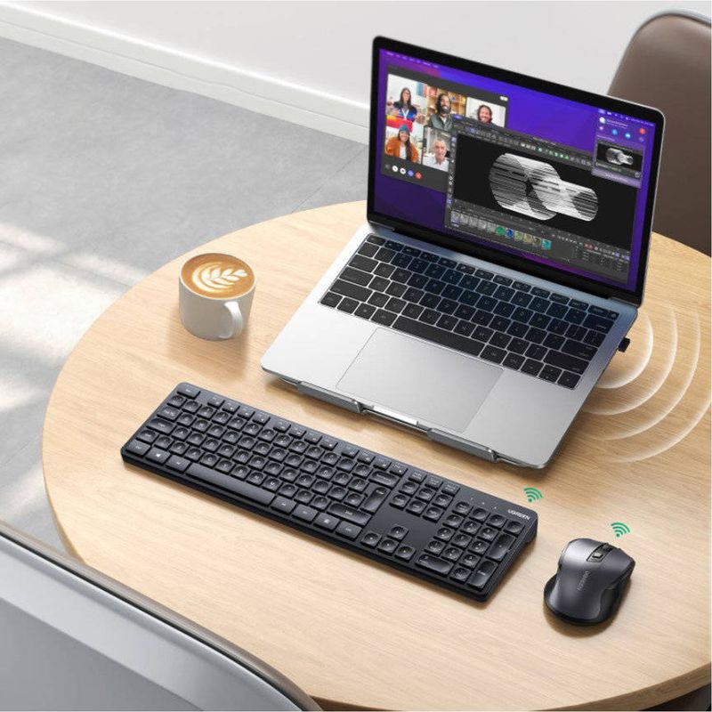 Combo inalámbrico Ugreen 2.4 GHz, teclado de 106 teclas y mouse óptico de 4000 DPI, color negro, vista en uso, sobre escritorio junto a laptop en entorno de trabajo