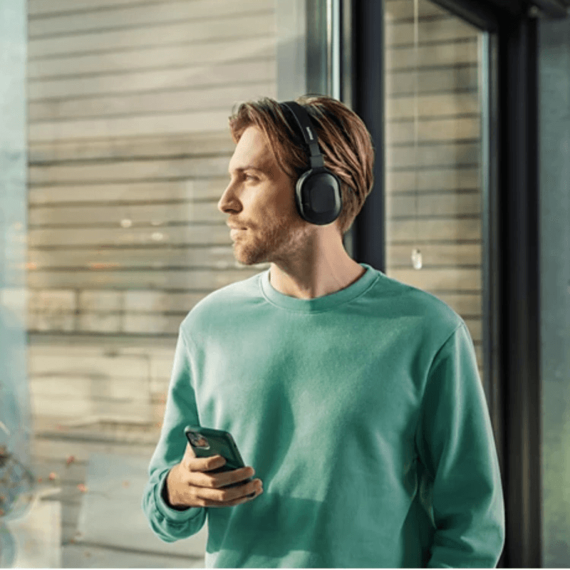 Audífonos Philips TAH6506BK ANC bluetooth negro en uso