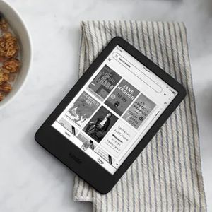 E-reader Amazon Kindle 6" 2024 16GB Negro, ligero y compacto, pantalla antirreflejos, luz frontal brillante, modo oscuro y lectura prolongada