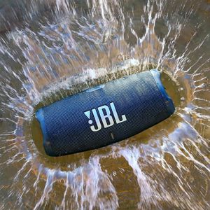 Parlante Bluetooth JBL Charge 5 40W, IP67 impermeable, hasta 20 horas de reproducción, puerto de carga USB-C, azul