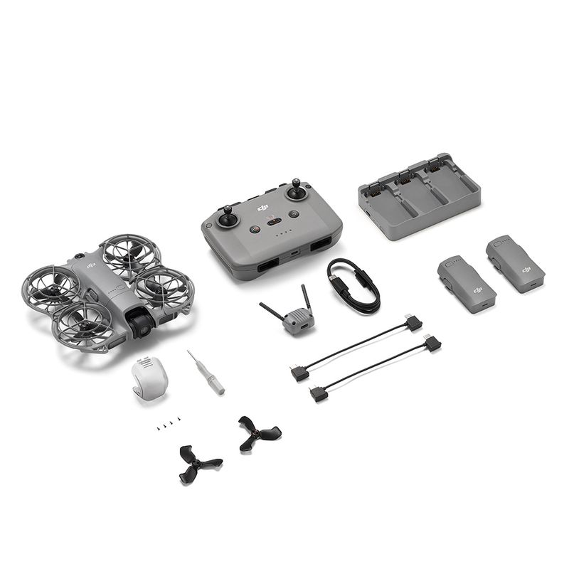 Drone DJI Neo 2 Fly More Combo gris con cámara de 12MP, grabación 4K y kit completo que incluye control remoto, tres baterías inteligentes, centro de carga y accesorios de repuesto vista en perspectiva fondo blanco