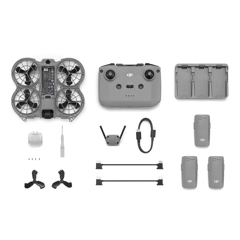 Drone DJI Neo 2 Fly More Combo gris con cámara de 12MP, grabación 4K y kit con control remoto que incluye tres baterías inteligentes, centro de carga triple y set de repuestos vista cenital fondo blanco