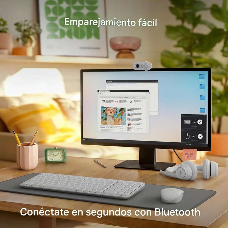 Teclado inalámbrico Logitech K250, teclas de membrana con conexión Bluetooth, color blanco, vista en uso, sobre escritorio junto a monitor y laptop en entorno de trabajo