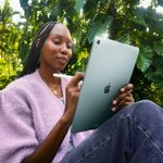 Imagen referencial de joven utilizando el iPad Air de 11 pulgadas (M3) con el Apple Pencil en un entorno exterior, destacando su versatilidad para la creatividad y el diseño, mostrado en plano medio fondo desenfocado