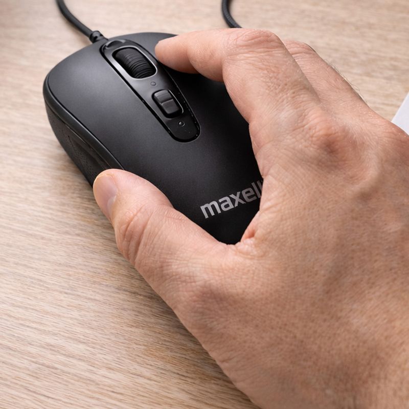 Mouse alámbrico Maxell MOWR-105C en uso sobre escritorio de madera destacando su diseño ergonómico y botones de navegación rápida