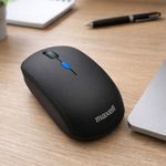 Mouse inalámbrico Maxell MOWL-200C, diseño compacto con receptor USB Tipo-C y 1600 dpi, color negro, vista dorsal-oblicuo, sobre escritorio de madera