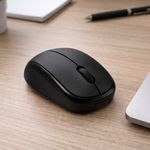 Mouse inalámbrico Maxell MOWL-CN, diseño compacto con conectividad inalámbrica, color negro, vista dorsal-oblicuo, sobre escritorio de madera