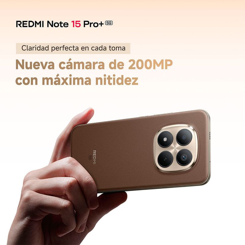 Smartphone Xiaomi Redmi Note 15 Pro+ 5G 512GB 12GB RAM cámara principal de 200MP con máxima nitidez marrón posterior horizontal siendo operado por una mano fondo claro