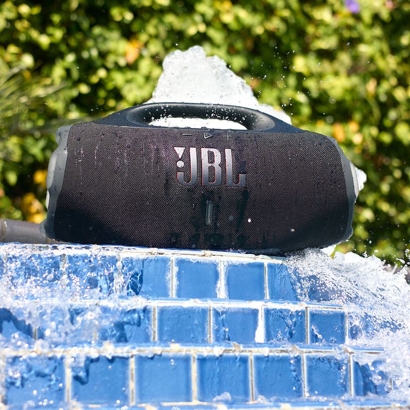 Parlante JBL Boombox4 210W IP68 negro vista frontal en aire libre