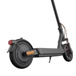 Scooter eléctrico Xiaomi 5 GL gris oscuro con ruedas de 10 pulgadas y motor de 350W posterior oblicua fondo blanco