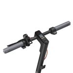 Scooter eléctrico Xiaomi 5 GL gris oscuro detalle de manubrio con pantalla LED y controles superior oblicua fondo blanco