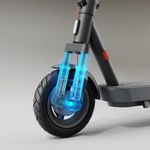 Scooter eléctrico Xiaomi 5 GL gris oscuro detalle de sistema de suspensión en rueda delantera con resaltado azul fondo gris
