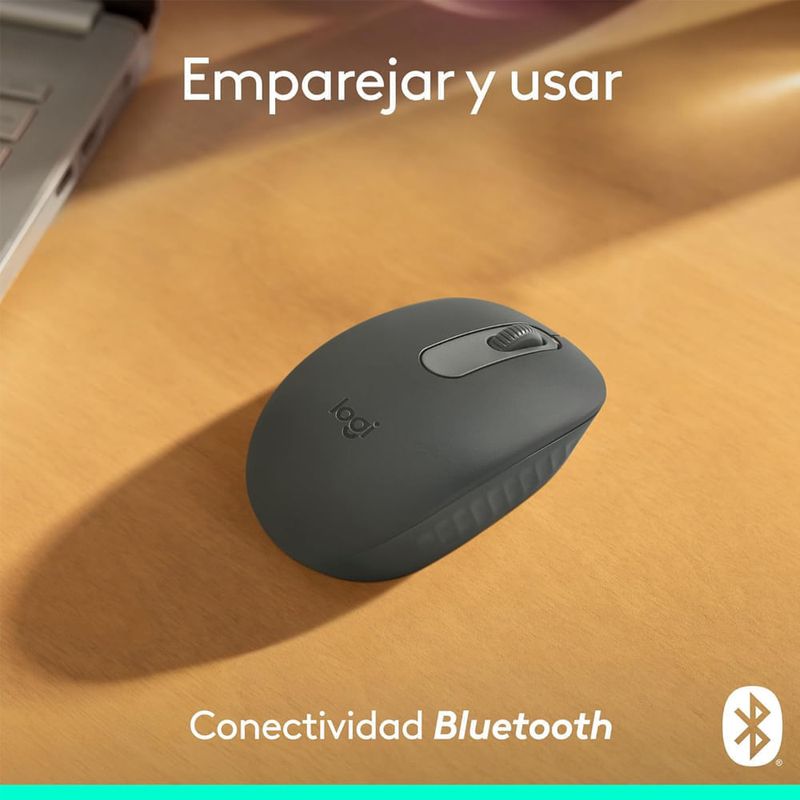 Mouse inalámbrico Logitech M196 compacto color grafito sobre escritorio con texto emparejar y usar conectividad bluetooth