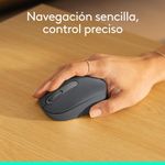 Mouse inalámbrico Logitech M196 en uso sobre escritorio destacando su precisión con texto navegación sencilla, control preciso fondo madera