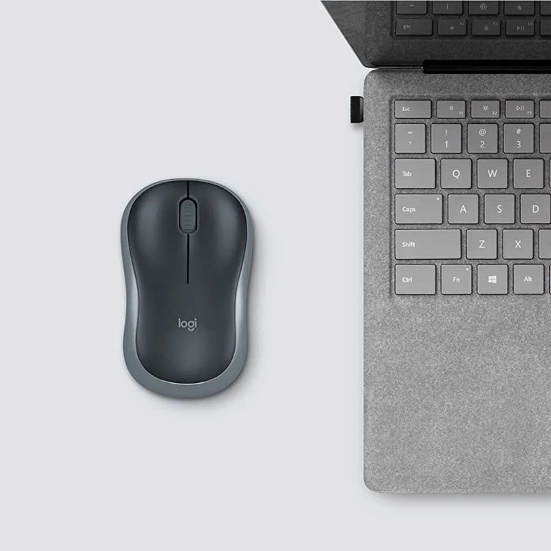 Mouse inalámbrico Logitech M185 receptor USB 1000 DPI 3 botones gris Frontal con contexto de uso