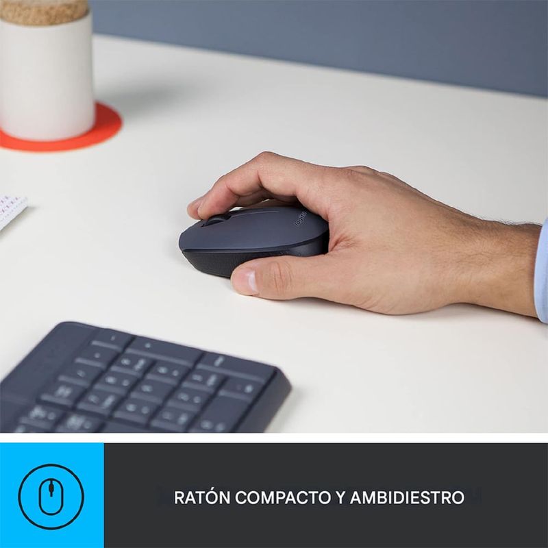Combo inalámbrico Logitech MK235, teclado de tamaño completo y mouse compacto con receptor USB, color negro, vista en uso, sobre escritorio con mano utilizando el mouse
