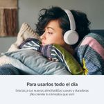 Audífonos Bluetooth on ear Sony WH-CH520 almohadillas acolchadas beige vista en uso recostado en sofá