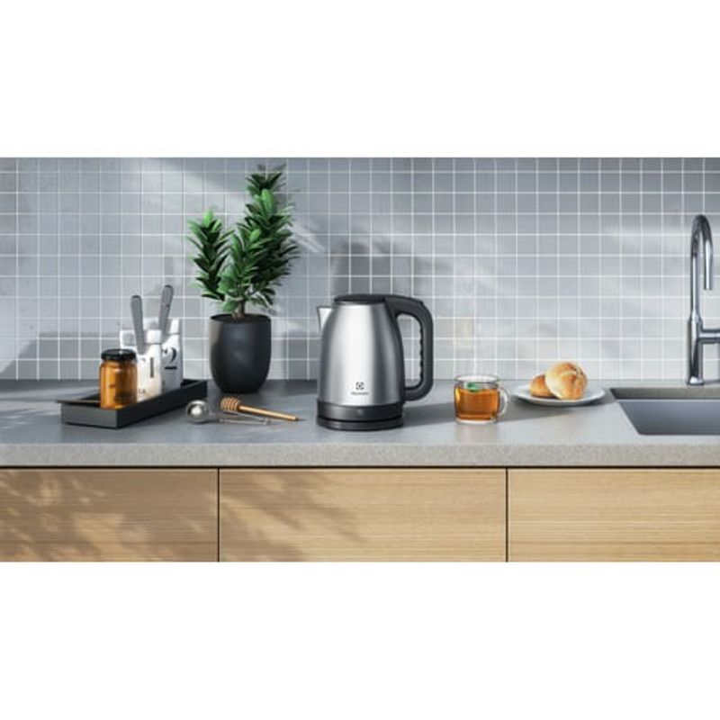 Combo Electrolux tostadora hervidor plancha aspiradora