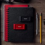 SSD externo Kingston XS1000 1TB Negro Frontal-oblicuo sobre cuaderno y accesorios de trabajo