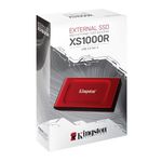 SSD externo Kingston XS1000 2TB Rojo Frontal junto a empaque original