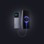 Batería externa Xiaomi 10000 mAh Plomo Frontal-oblicuo cargando smartphone mediante cable integrado