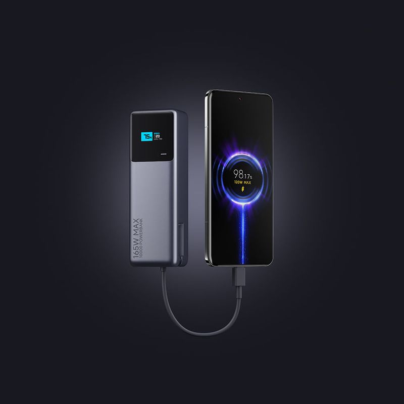 Batería externa Xiaomi 10000 mAh Plomo Frontal-oblicuo cargando smartphone mediante cable integrado