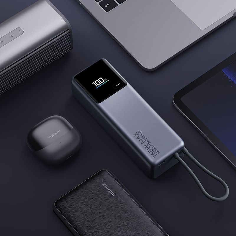 Batería externa Xiaomi 10000 mAh Plomo Frontal-oblicuo en contexto de uso con dispositivos electrónicos