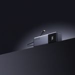 Batería externa Xiaomi 10000 mAh Plomo Frontal-oblicuo destacando diseño compacto y pantalla digital