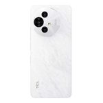Celular TCL 50 Pro NXTPAPER 5G cámara 108MP white vista frontal en uso cotidiano