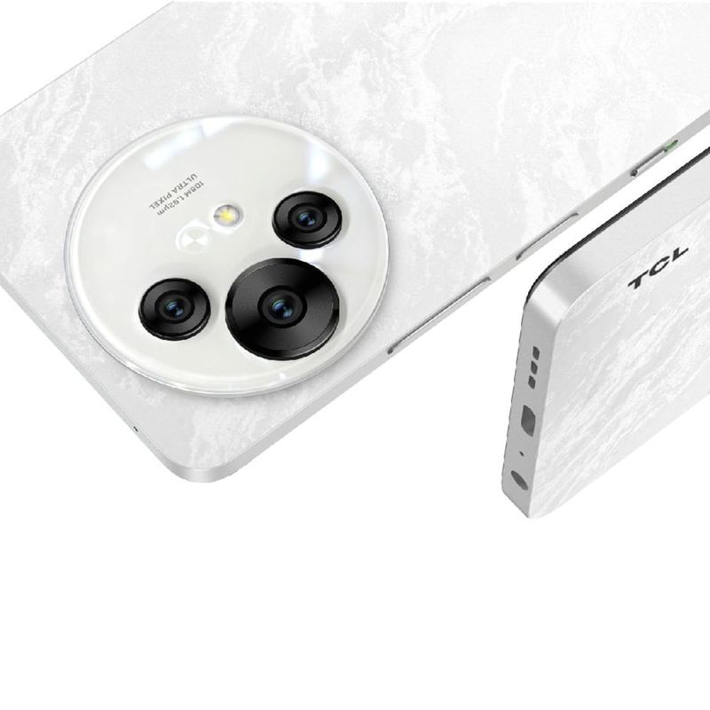 Celular TCL 50 Pro NXTPAPER 5G cámara 108MP white vista frontal en uso cotidiano