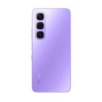 Celular Infinix Hot 60i cámara 50MP purple vista frontal en uso cotidiano
