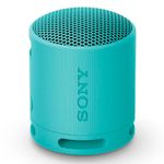 Parlante Sony SRS-XB100 sonido potente portátil resistente al agua vista frontal en uso exterior